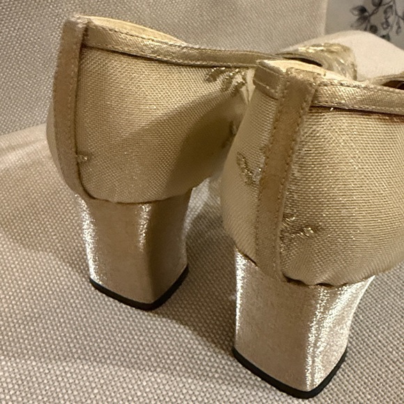 STUART WEITZMAN Embroidered mesh pumps GOLD 2.5” semi-block heel EUC US 8.5 Med - Picture 10 of 15